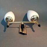 Petite applique à deux lumières, opaline blanche et laiton doré, Circa 1960.