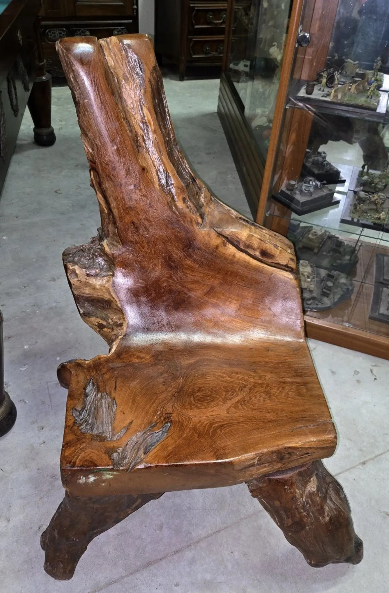 Sculptural armchair in solid wood – Unique piece, organic design