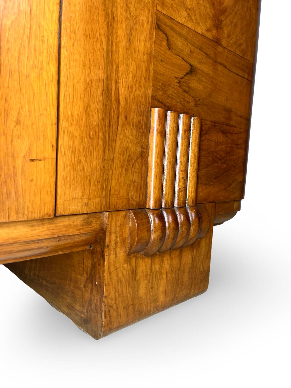 Buffet en noyer Art déco italien, de grande qualité.