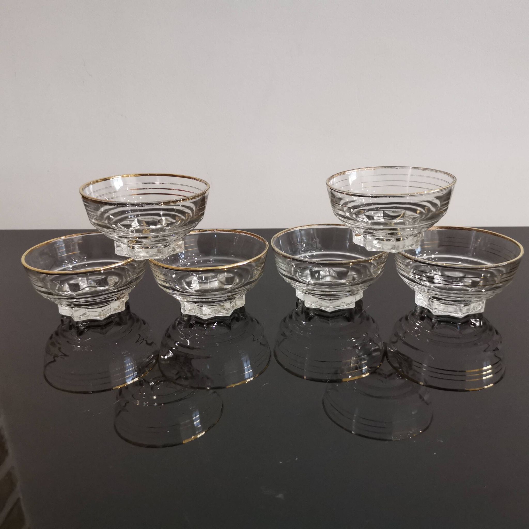 Set of 6 champagne glasses with gold edging and vintage star feet