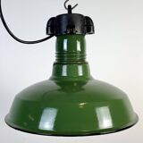 Lampe à suspension industrielle en émail vert, années 1960