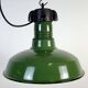 Lampe à suspension industrielle en émail vert, années 1960