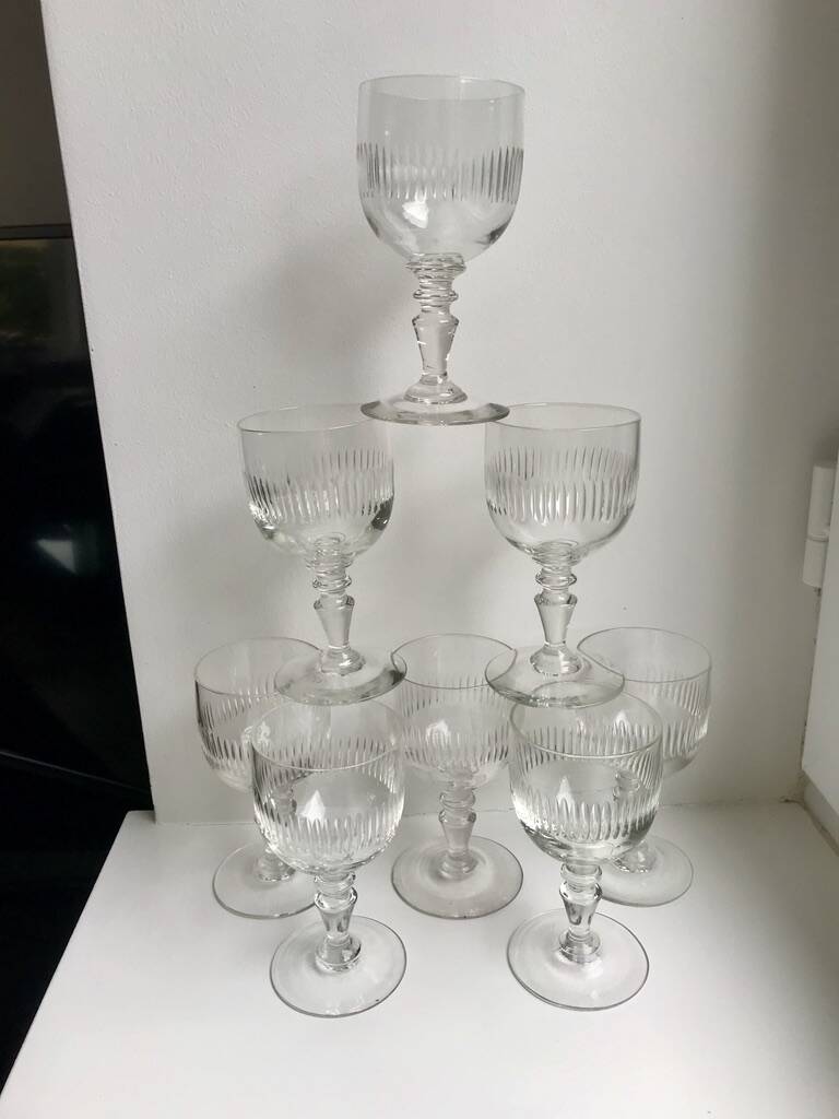 Ensemble de 8 verres à pied en verre moulé années 30 début XXème