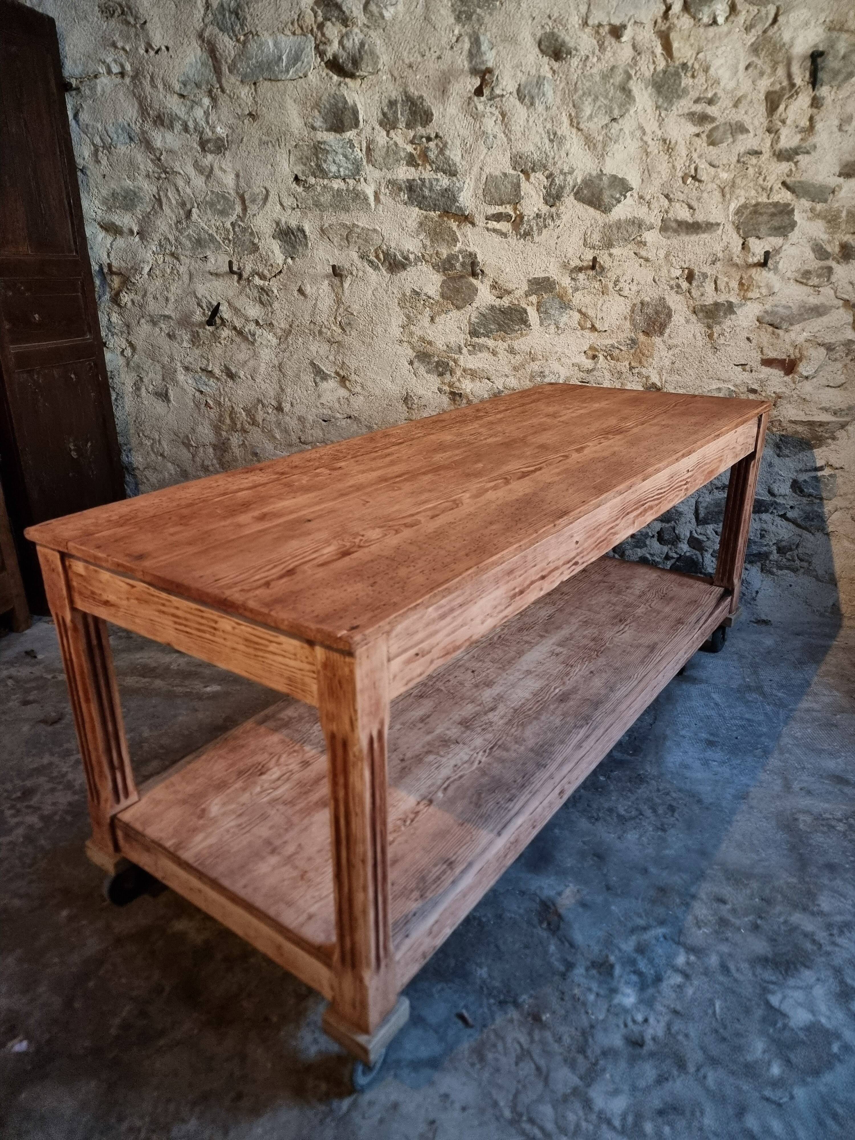 French antique work table in pitch pine – large workshop / draper's table, early 20th century