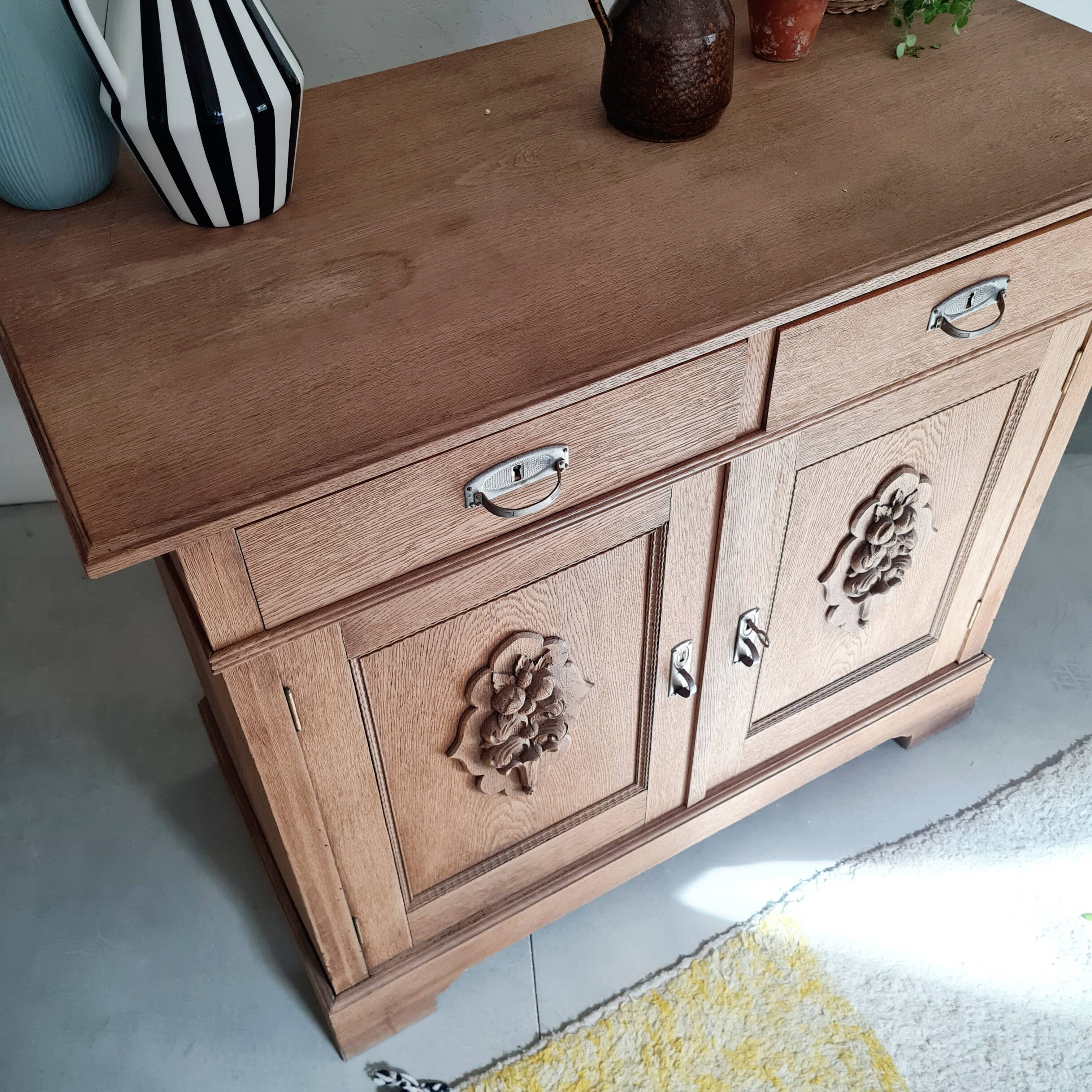 Buffet ancien en bois brut et 2 portes médaillons sculptées