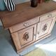 Buffet ancien en bois brut et 2 portes médaillons sculptées