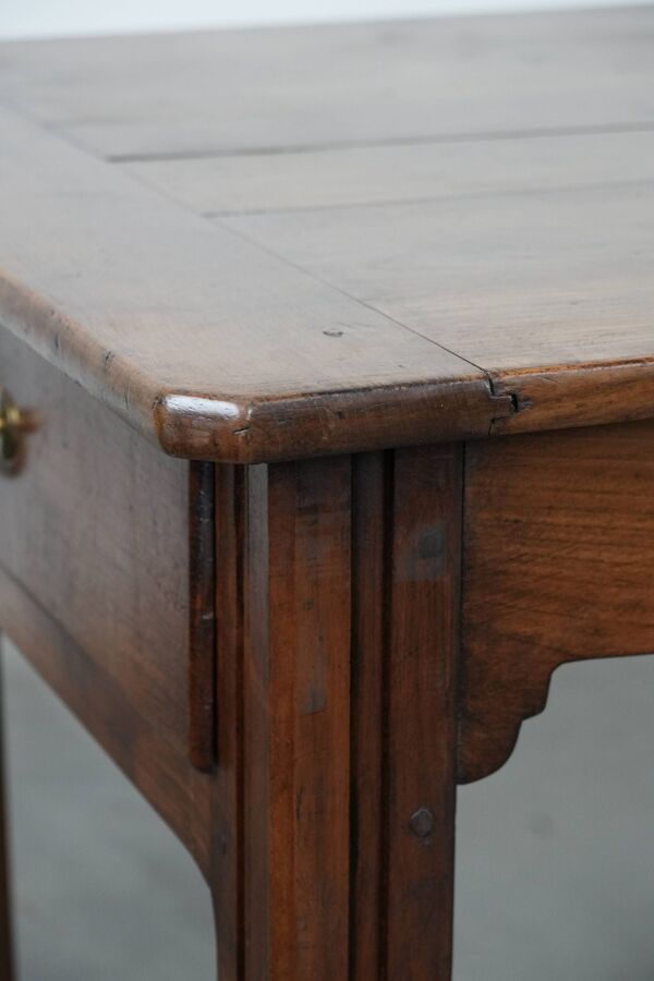 Table de ferme française antique avec deux tiroirs et une planche extensible.