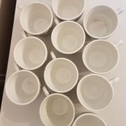 Série de 11 tasses en porcelaine