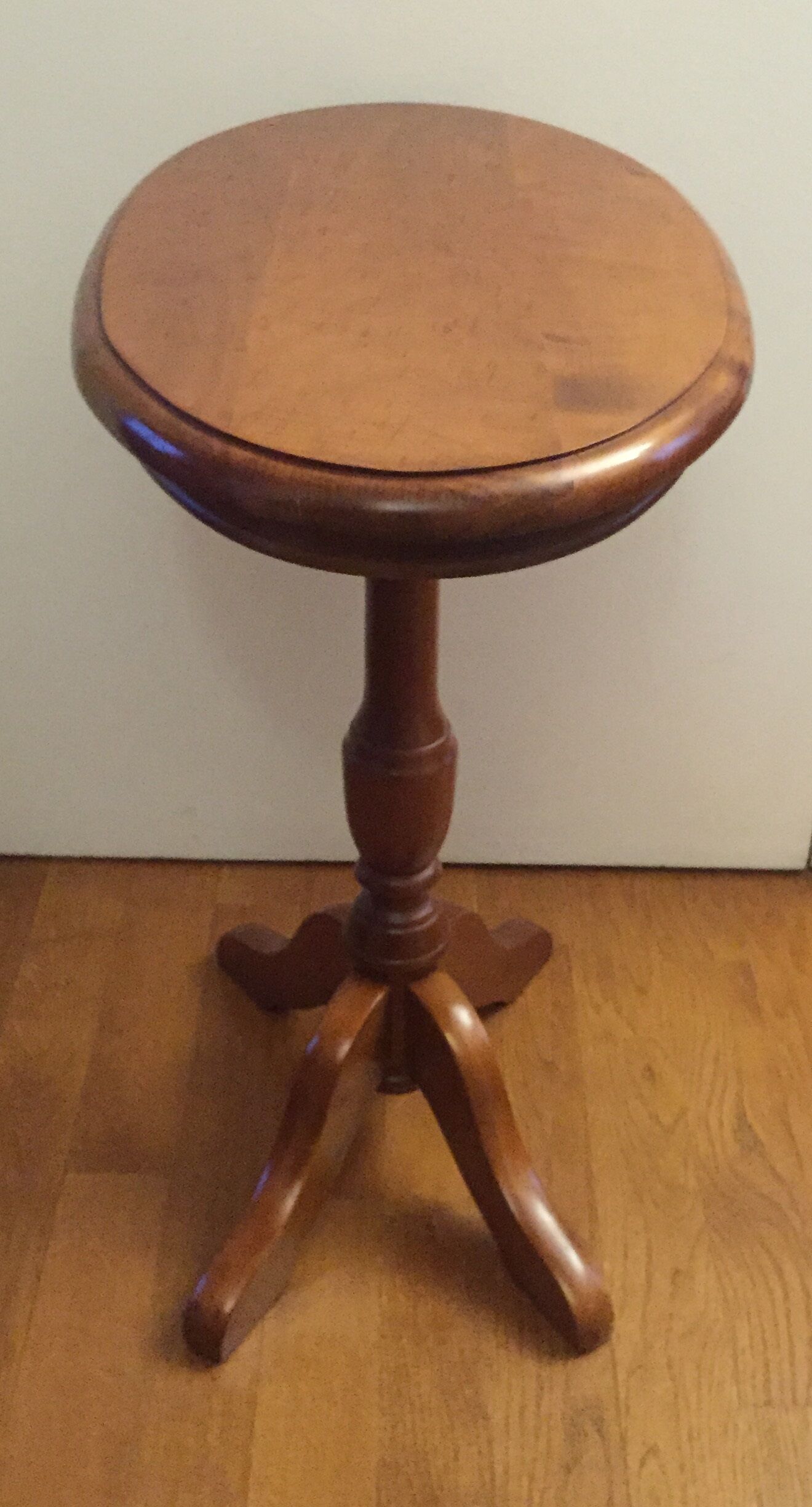 Oval pedestal table
