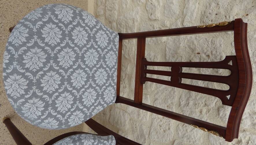 Paire de chaises de style classique en bois, laiton et tissu
