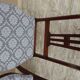 Paire de chaises de style classique en bois, laiton et tissu