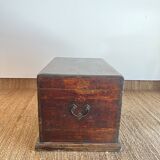 Coffre ancien en bois massif