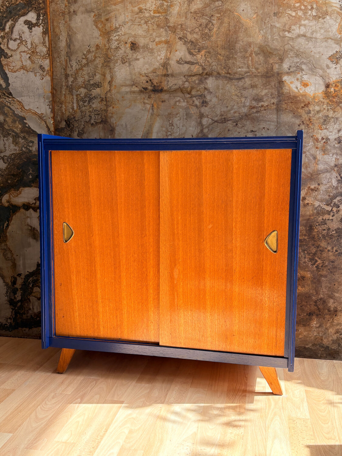 Buffet pieds compas bleu nuit & bois brut