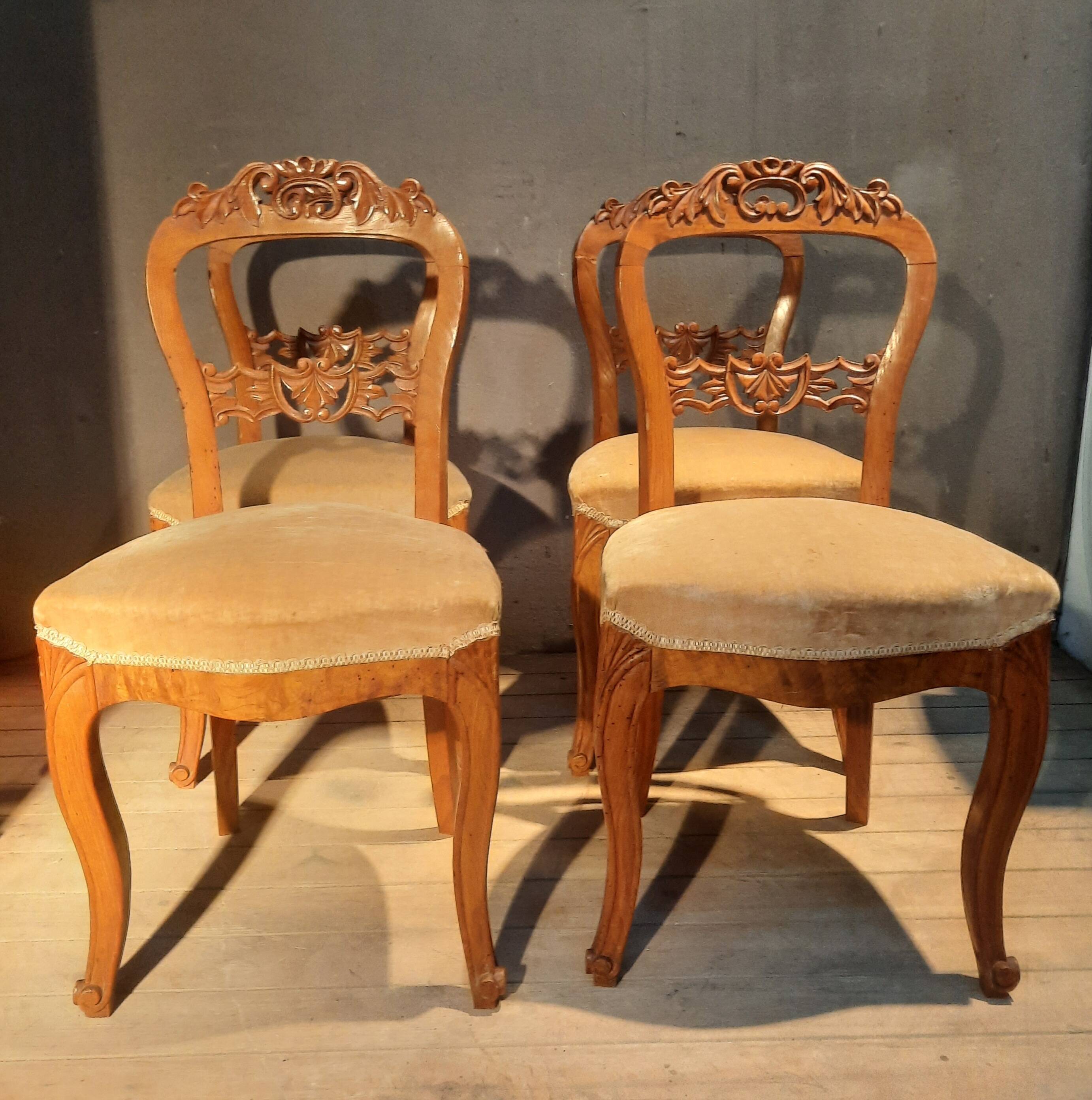 Set of 4 blond braked chairs