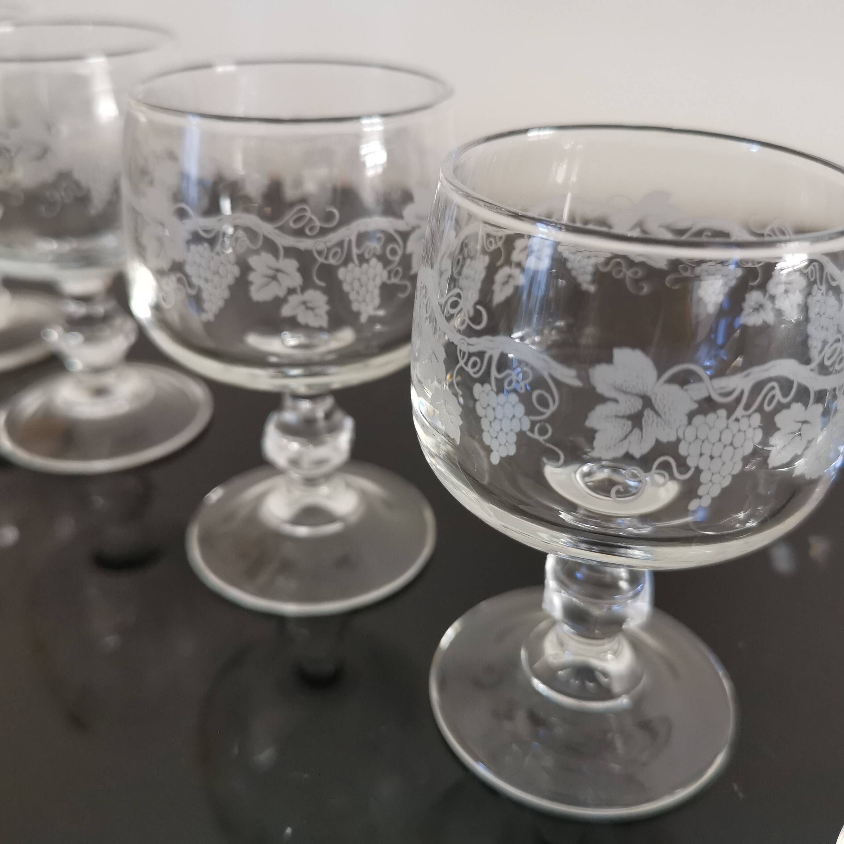Set of 7 port glasses on crystal legs decorated with grapes and vine branches Luminarc