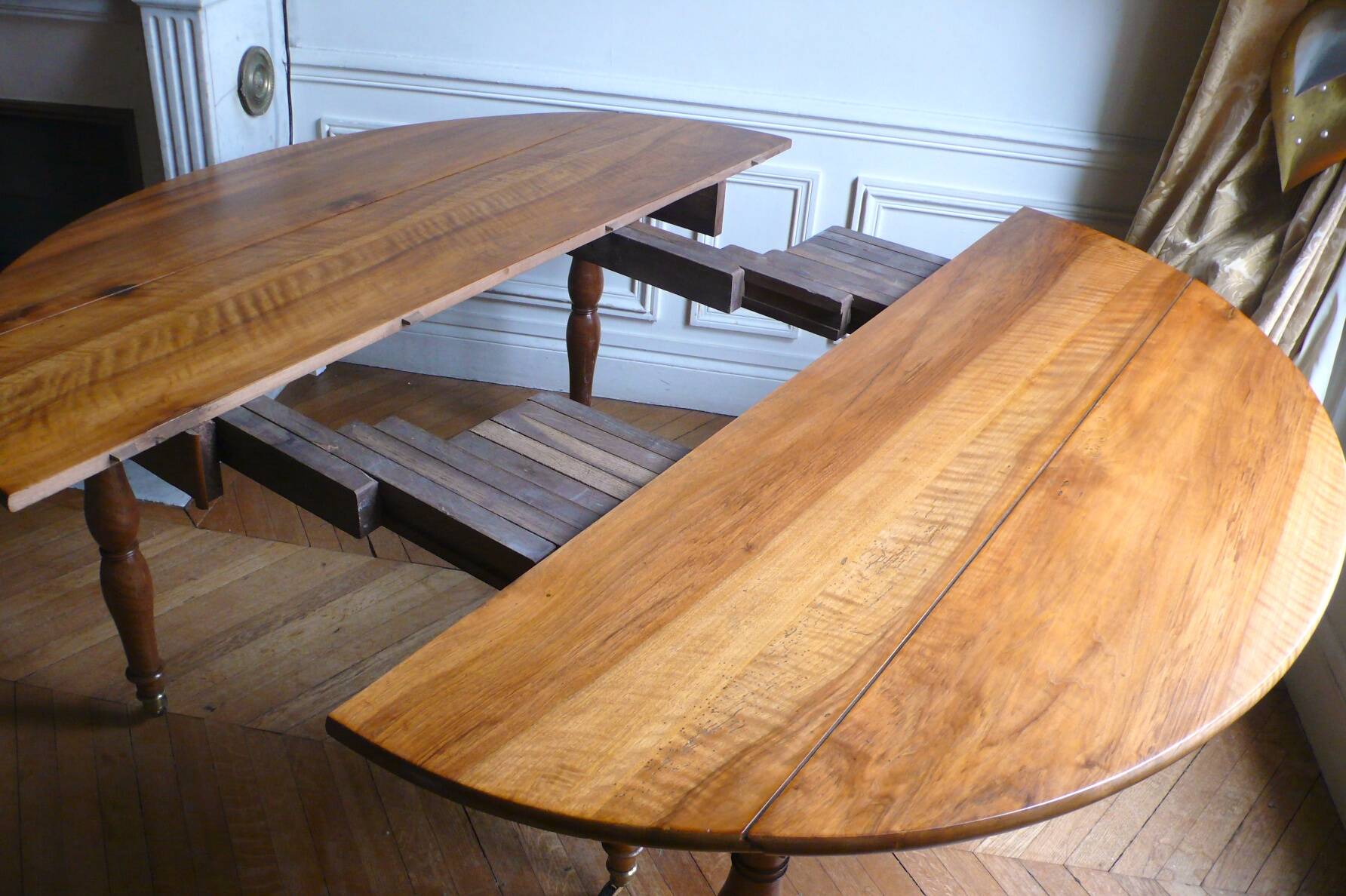 Magnificent 19th century walnut dining table