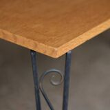 Jolie table basse vintage (années 70). En contreplaqué et fonte