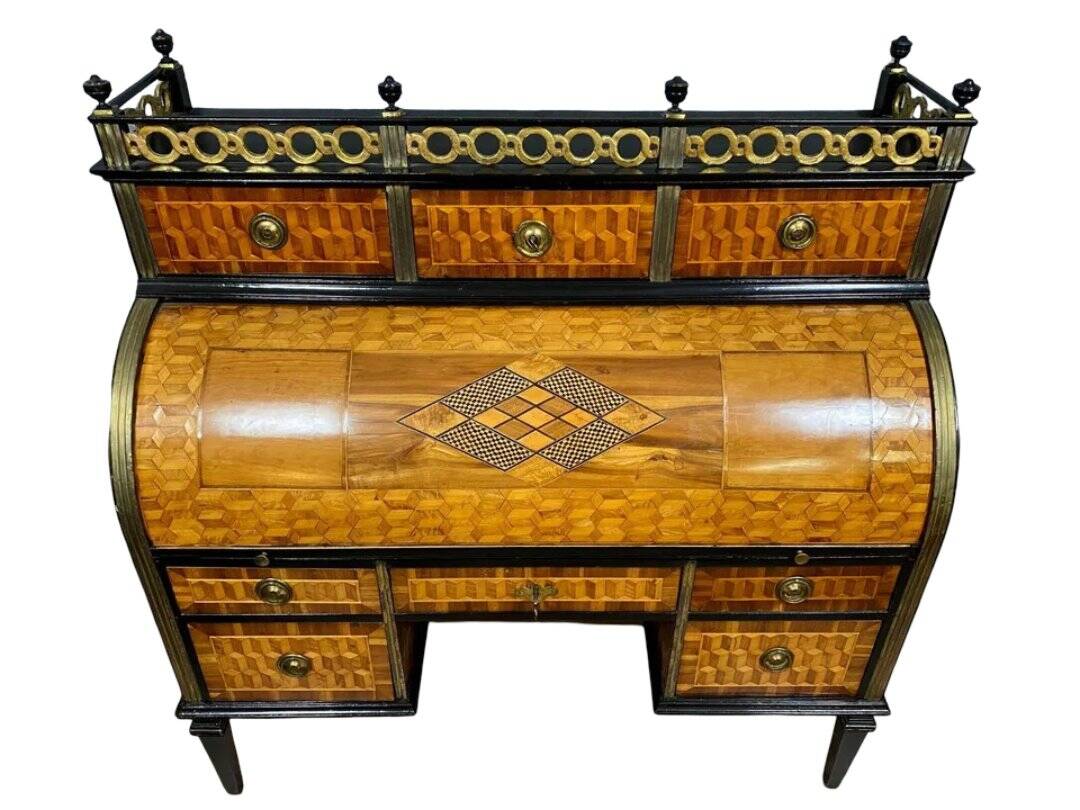 Important cylinder desk from the Louis XVI period in marquetry.