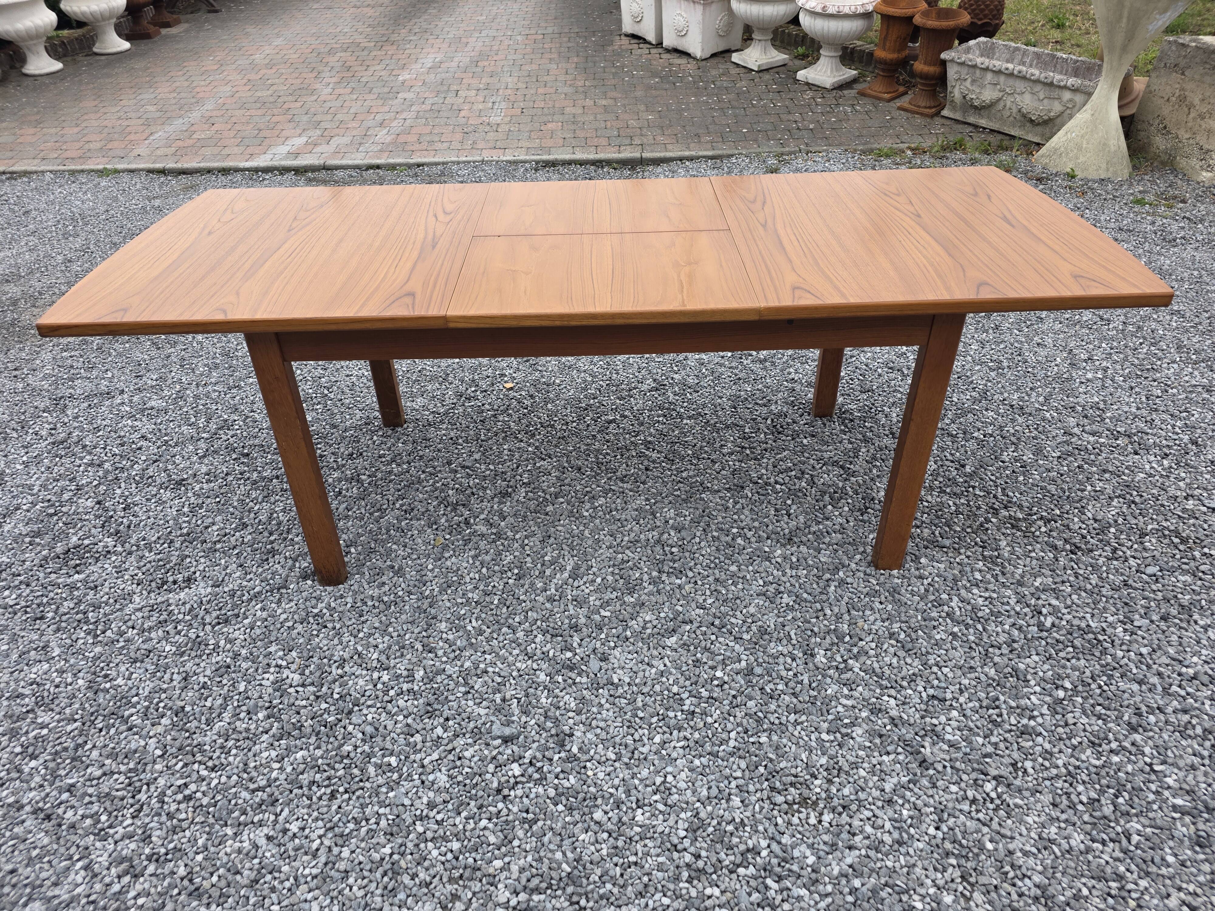Table scandinave extensible en teck des années 60