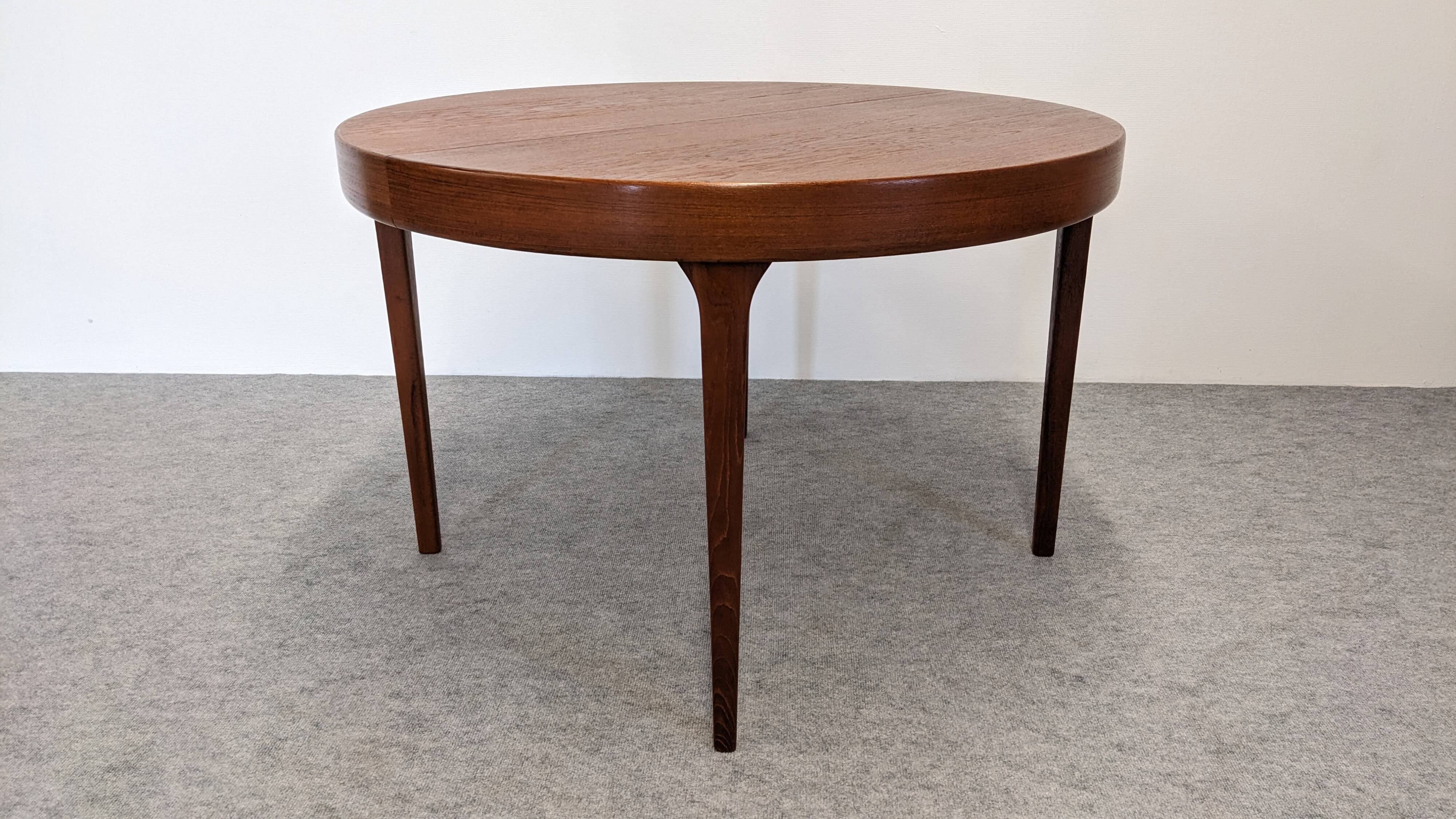 Table ronde extensible en teck de Oluf Theodor Larsen, Danemark vers 1970