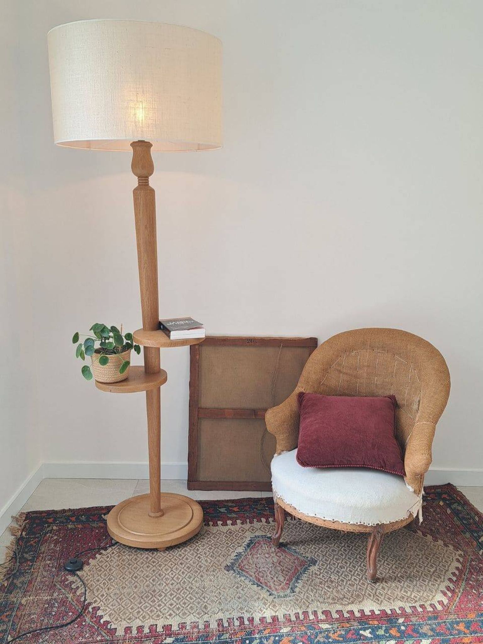 Lampadaire vintage en chêne massif à tablettes, années 1960