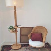Lampadaire vintage en chêne massif à tablettes, années 1960