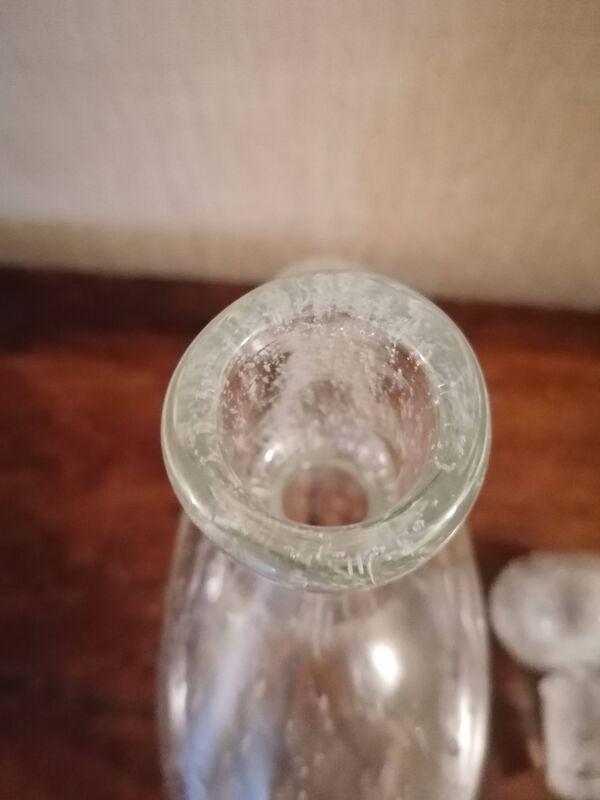 Flacon en verre bullé transparent moulé pour une préhension manuelle facile