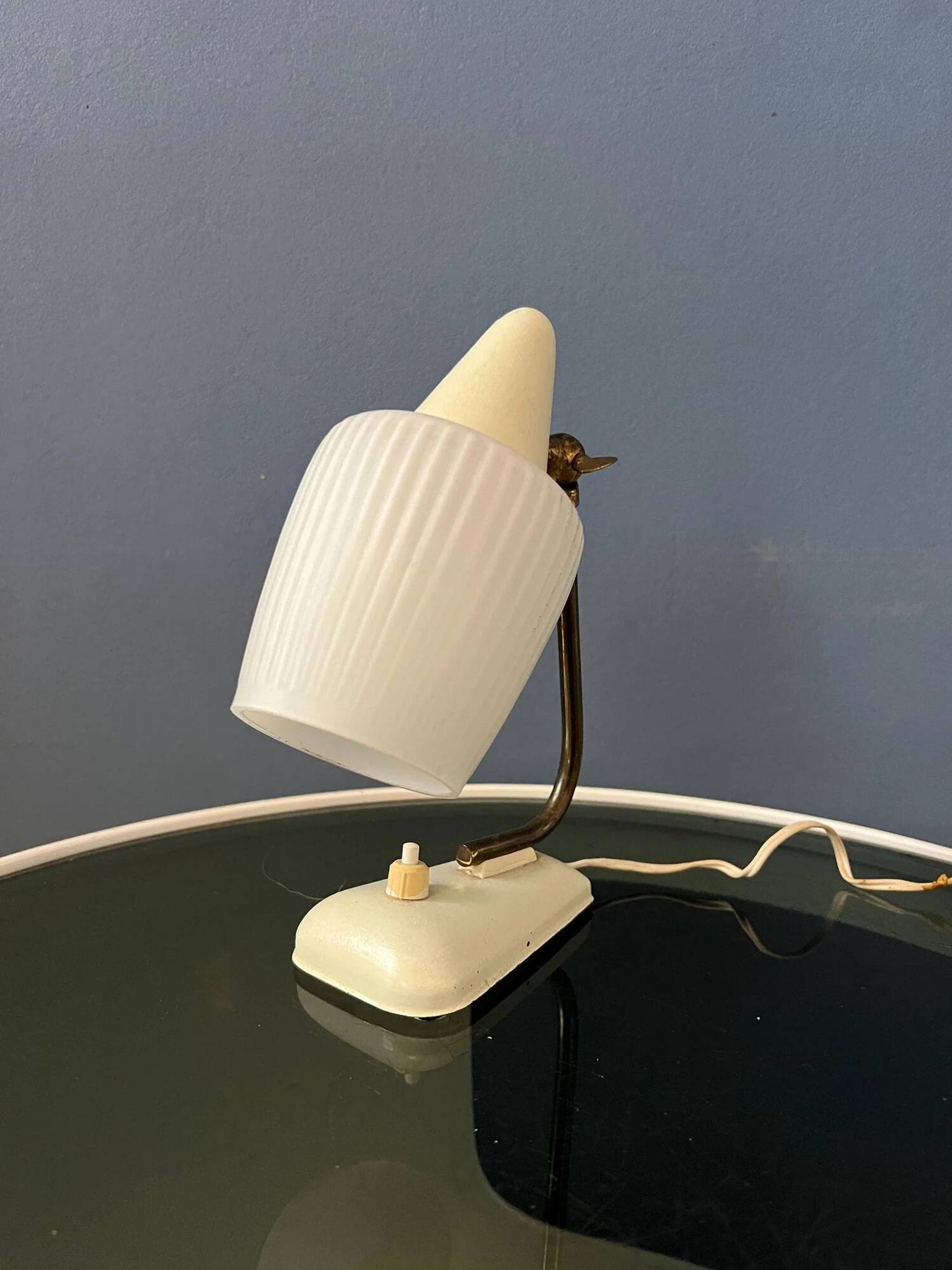 Lampe de bureau en verre opalin de style Art déco du milieu du siècle