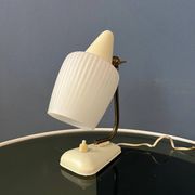 Lampe de bureau en verre opalin de style Art déco du milieu du siècle