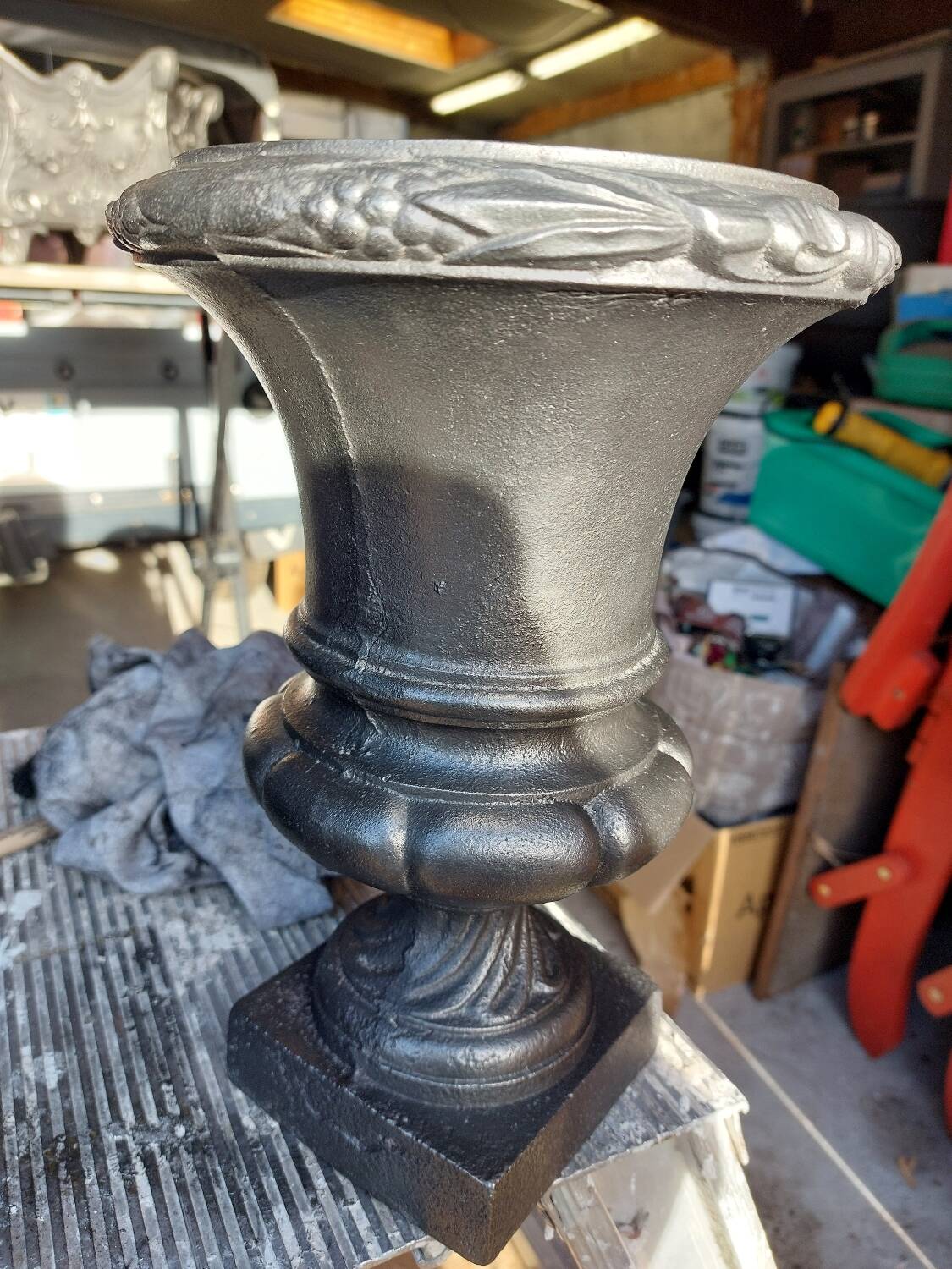 Vase medicis en fonte