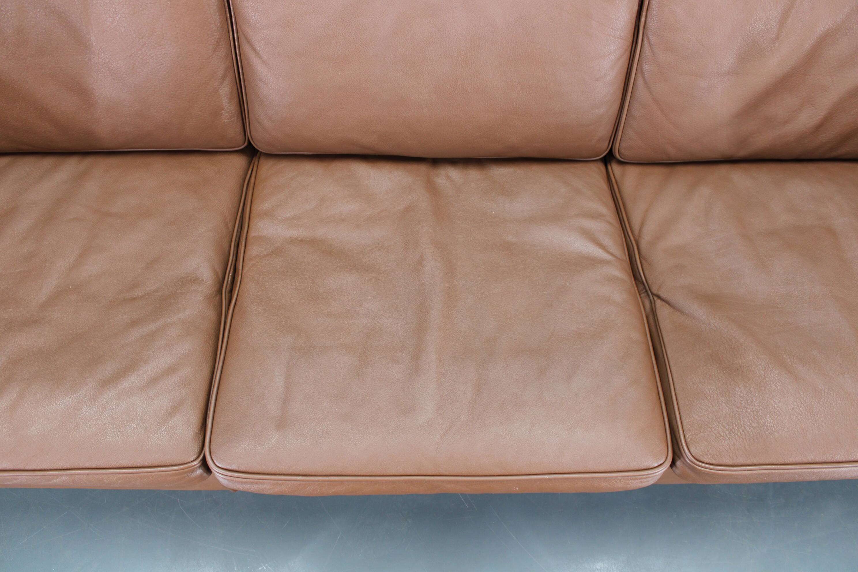 Canapé 3 places danois des années 1970 en cuir marron avec structure en hêtre