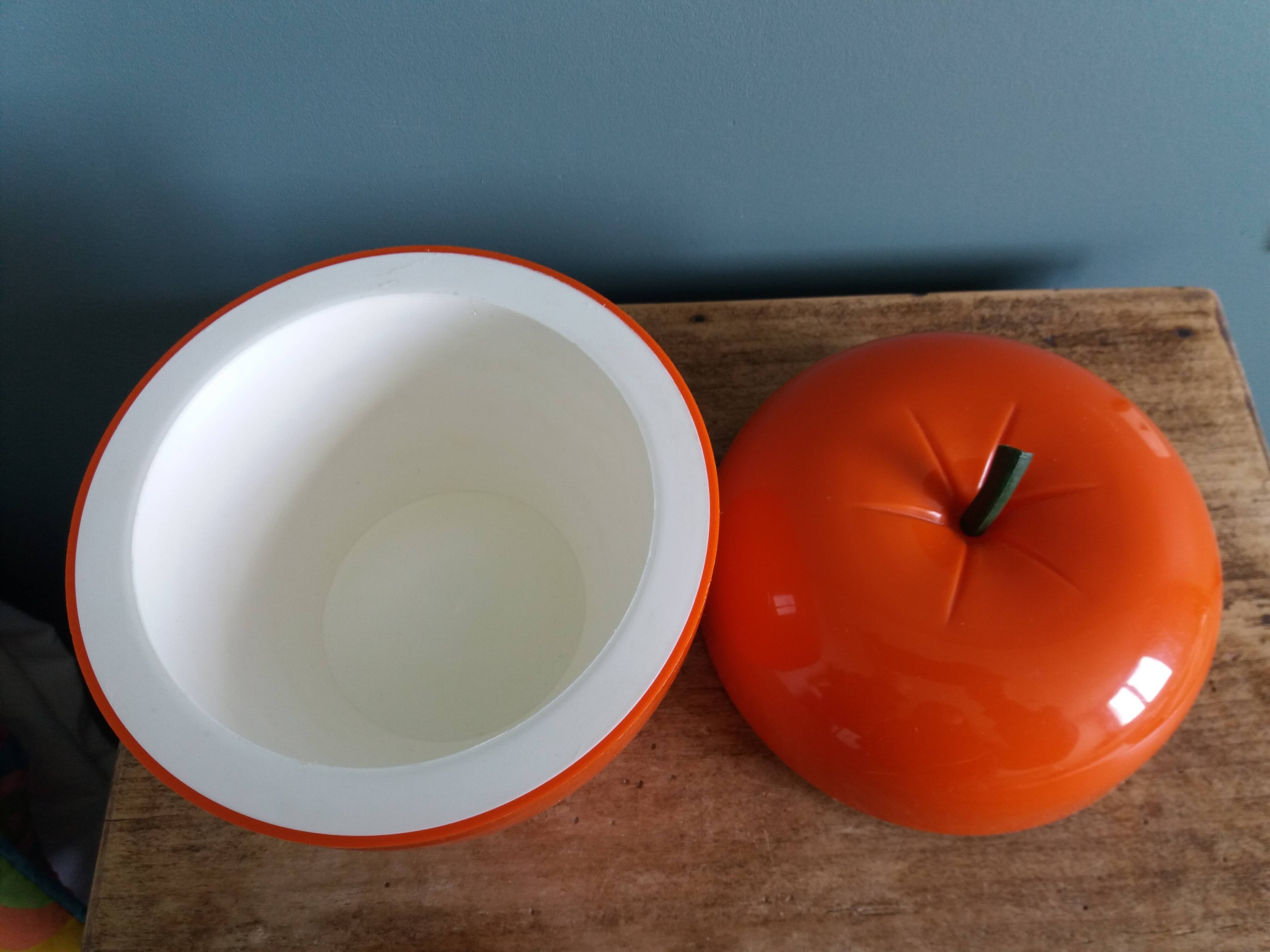 Ice bucket apple