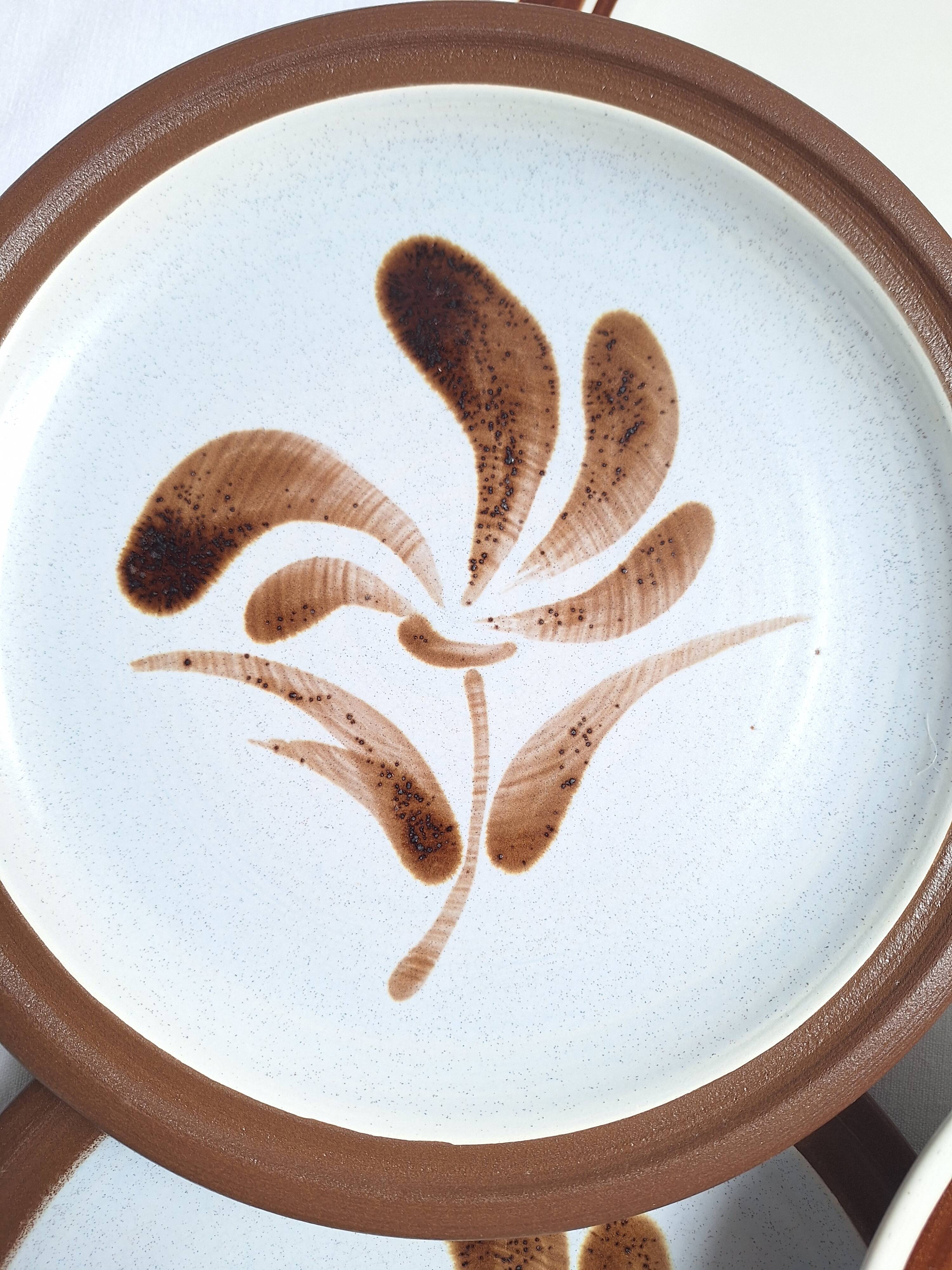 Assiette plates à fleurs marron années 1970