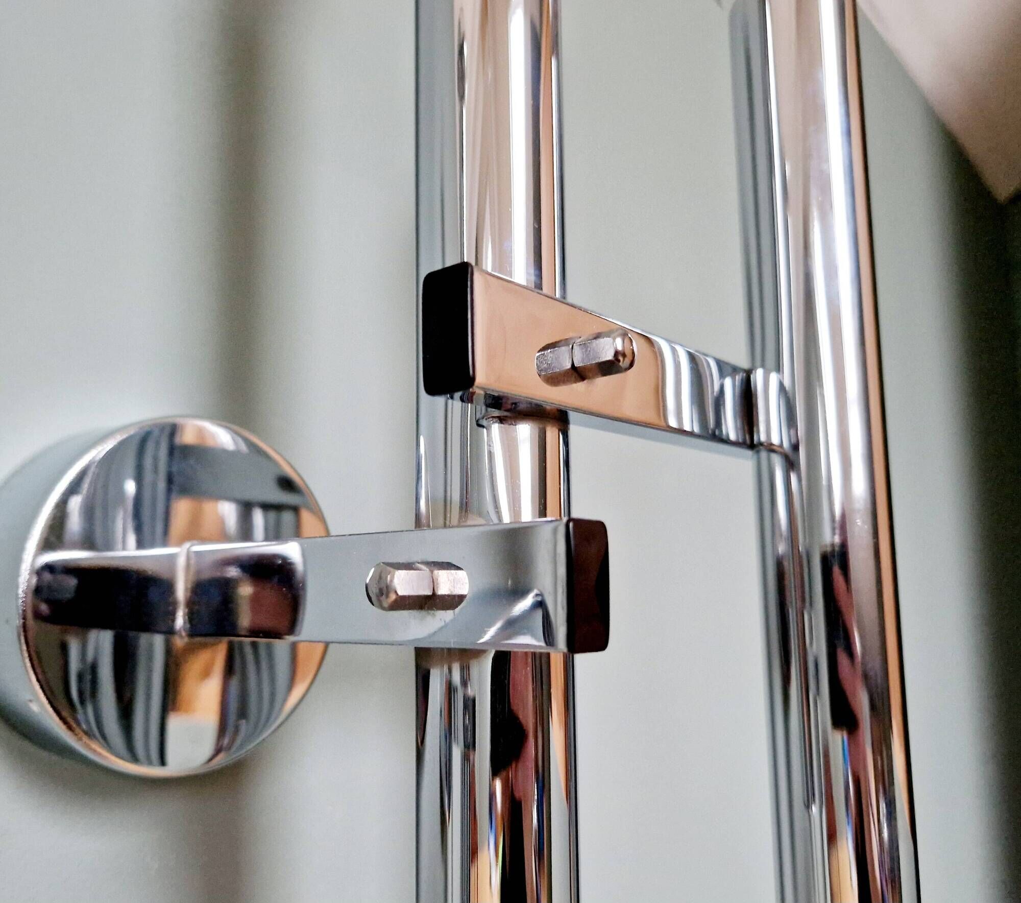 Pair of chromed metal wall lights, design Gaetano Sciolari, 1970s