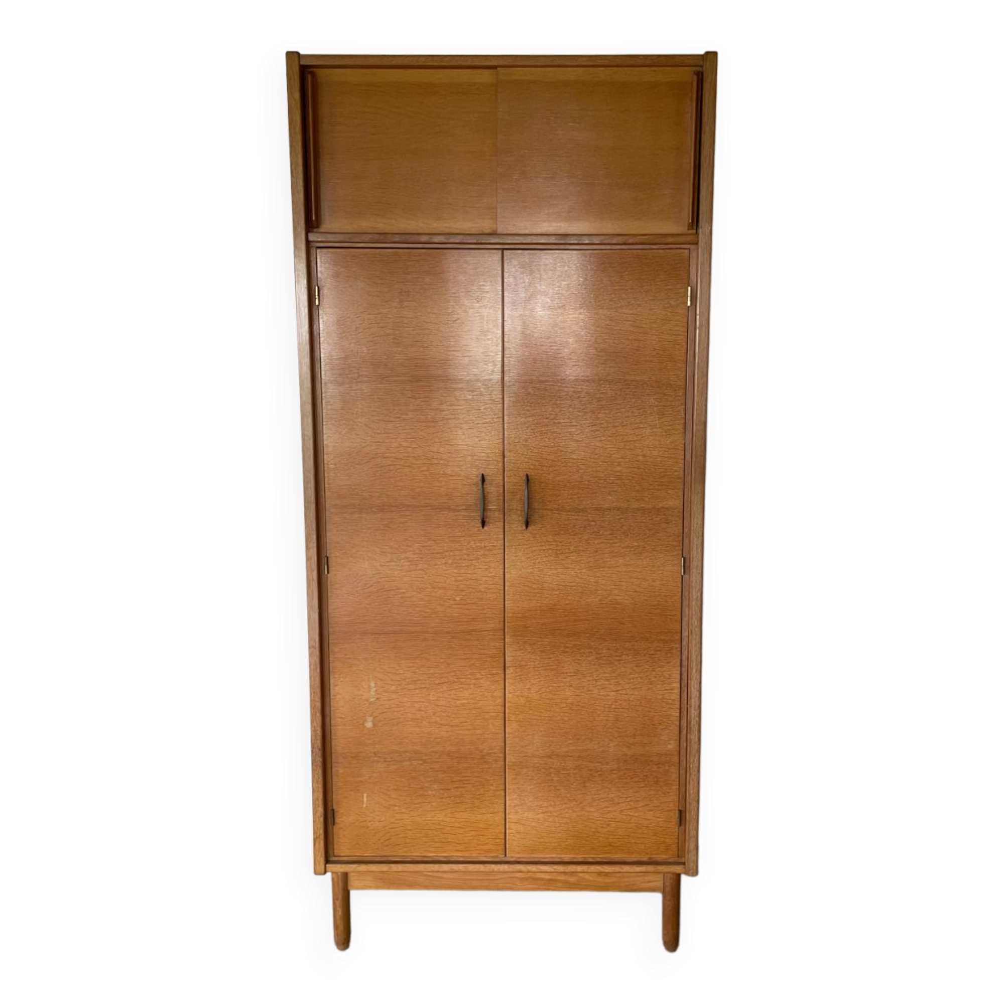 Armoire en bois vintage