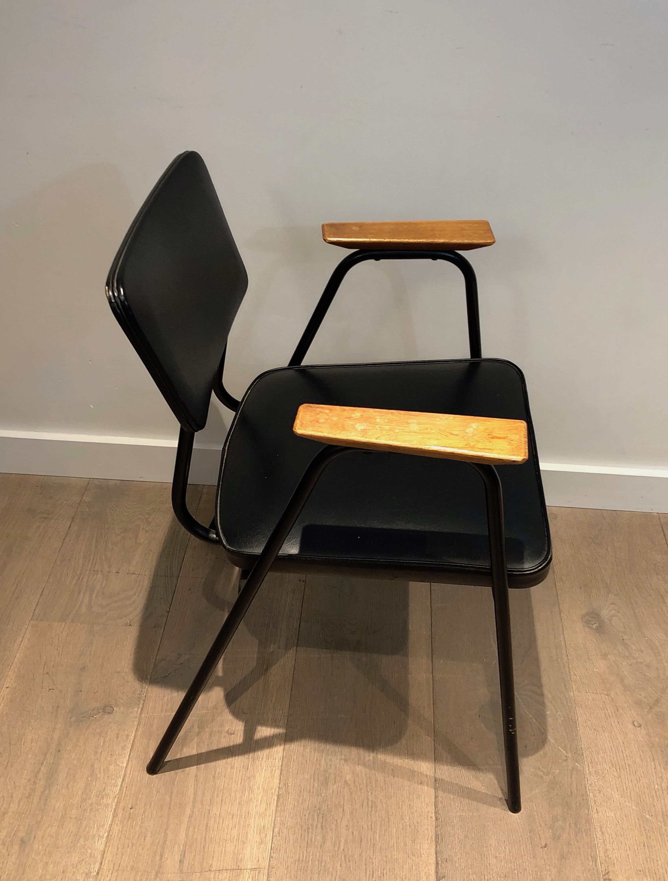 Paire de fauteuils laqués noirs modèle "M" de Pierre Guariche, vers 1950