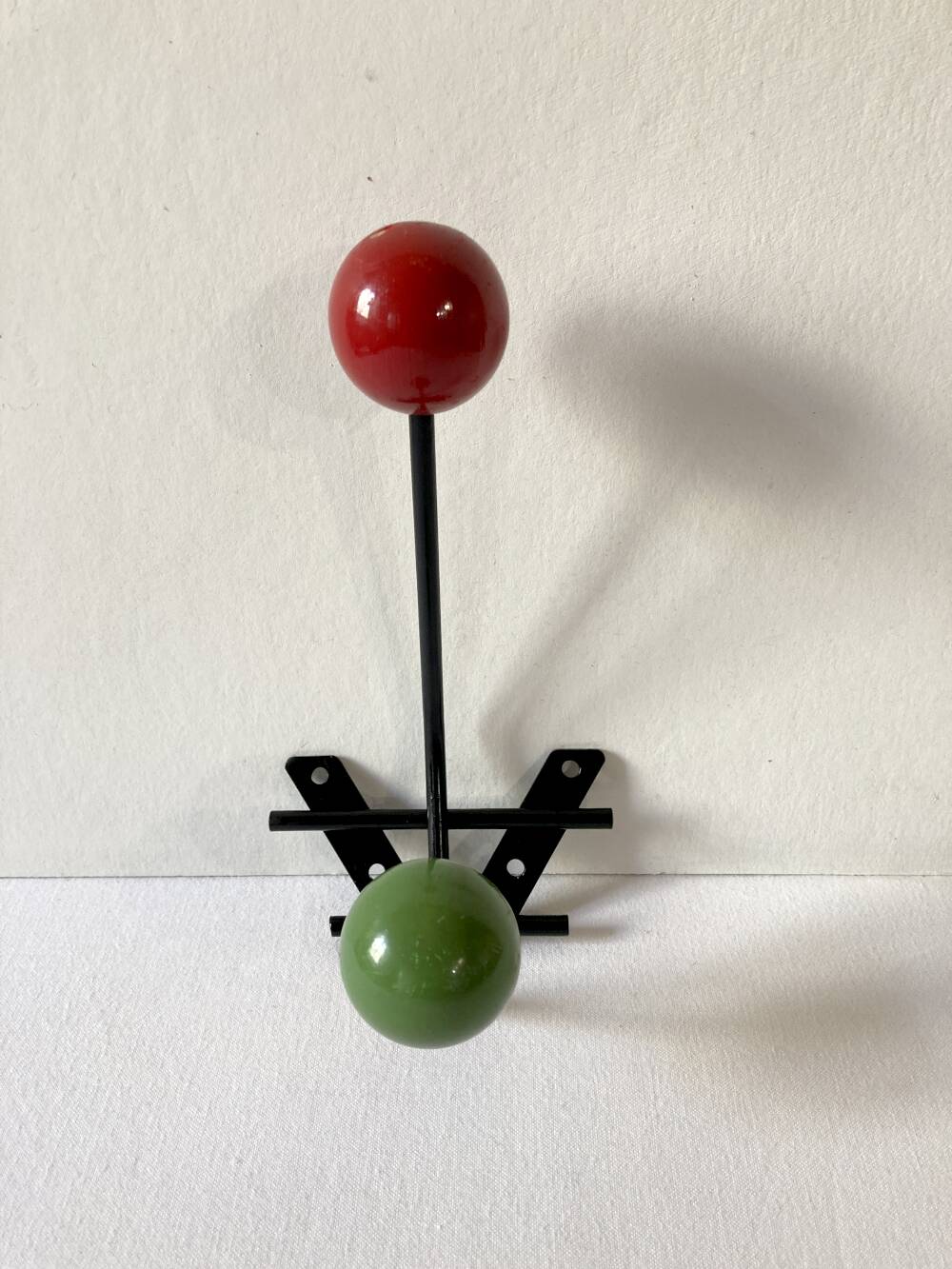 Petite patère double en métal et bois peint vert et rouge, années 1950-60