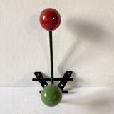 Petite patère double en métal et bois peint vert et rouge, années 1950-60