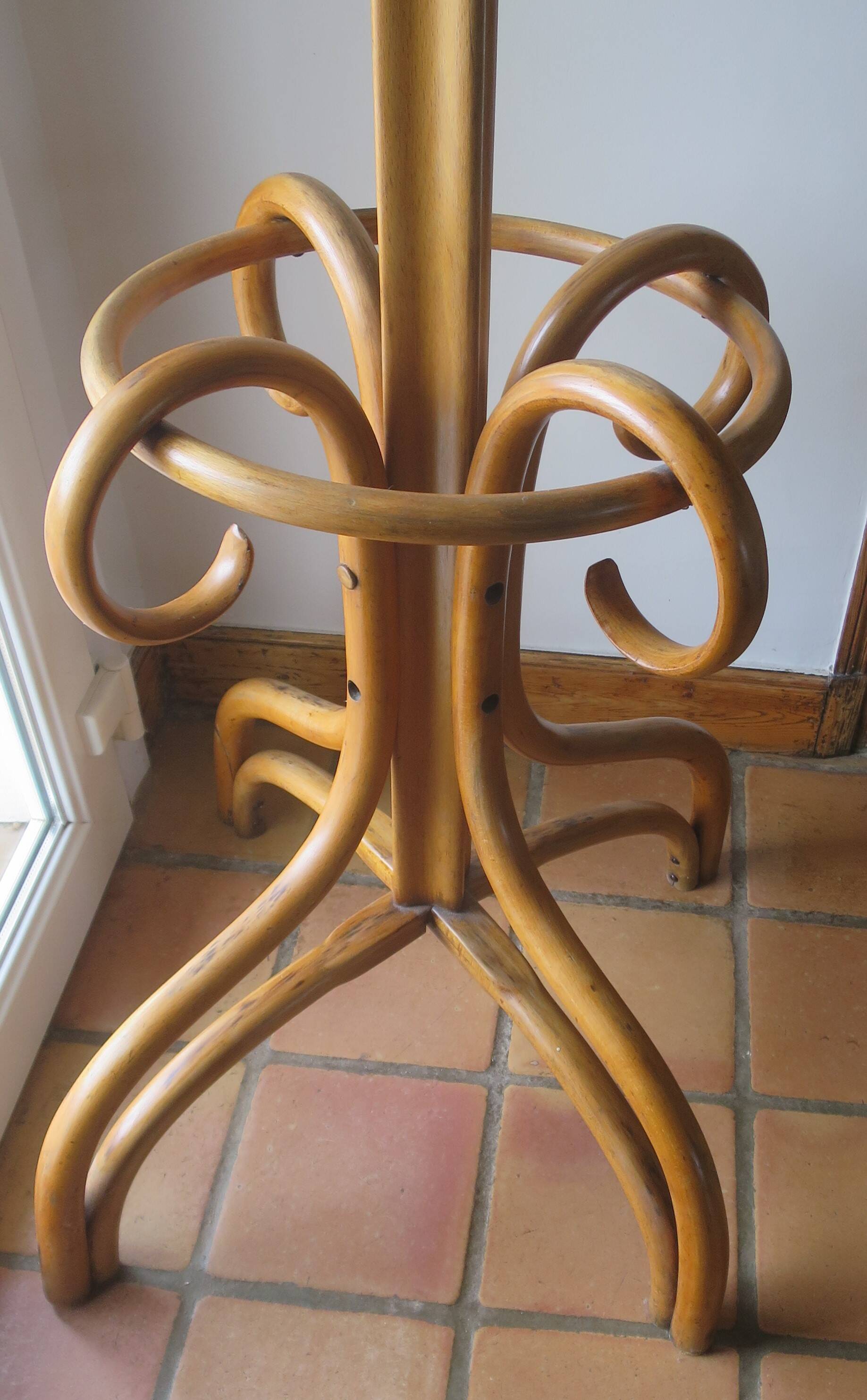 Parrot bistro umbrella coat rack Fischel 8 curved wood hooks