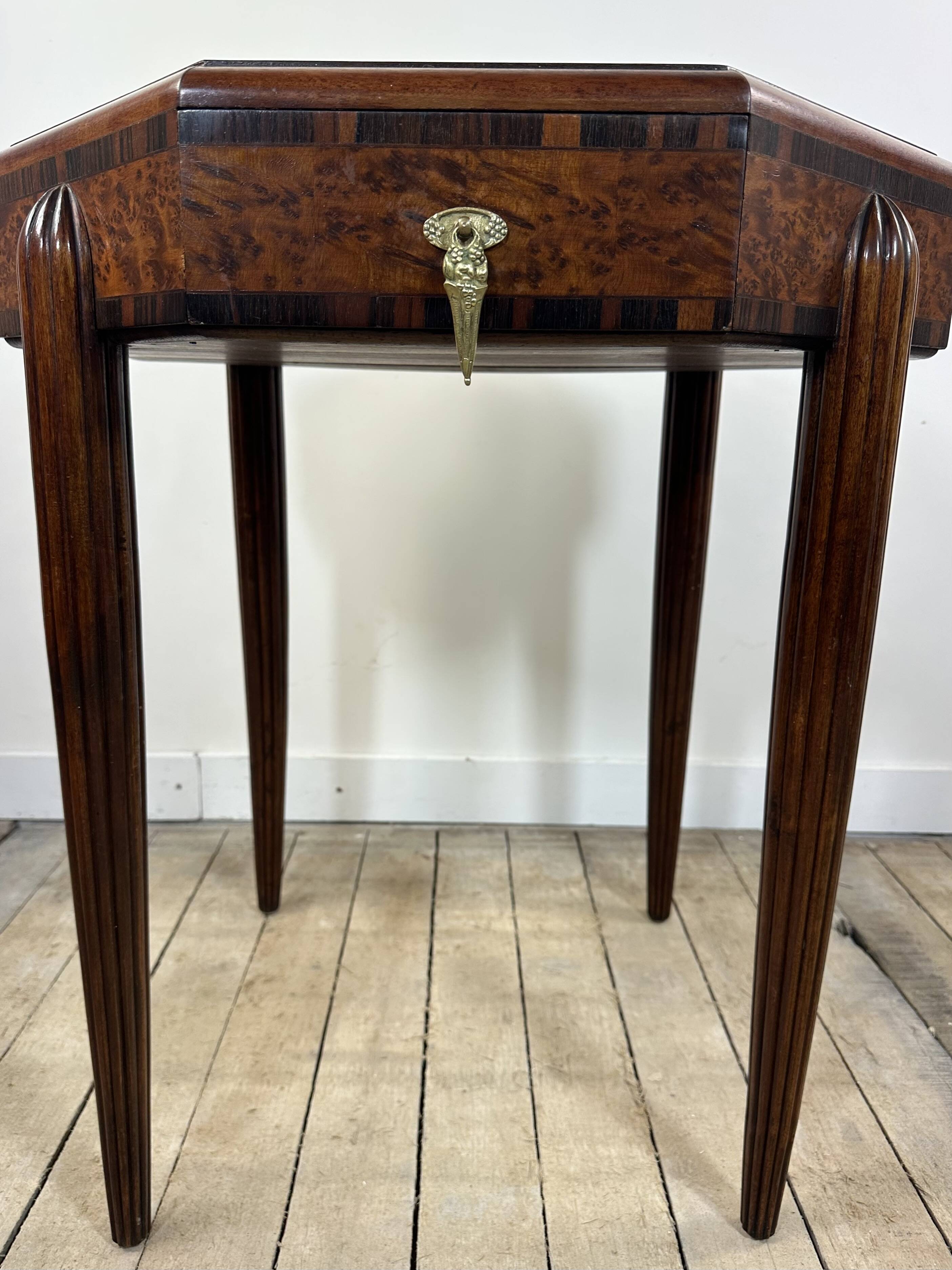 Art Deco gueridon in walnut burl marquetry, 1930.