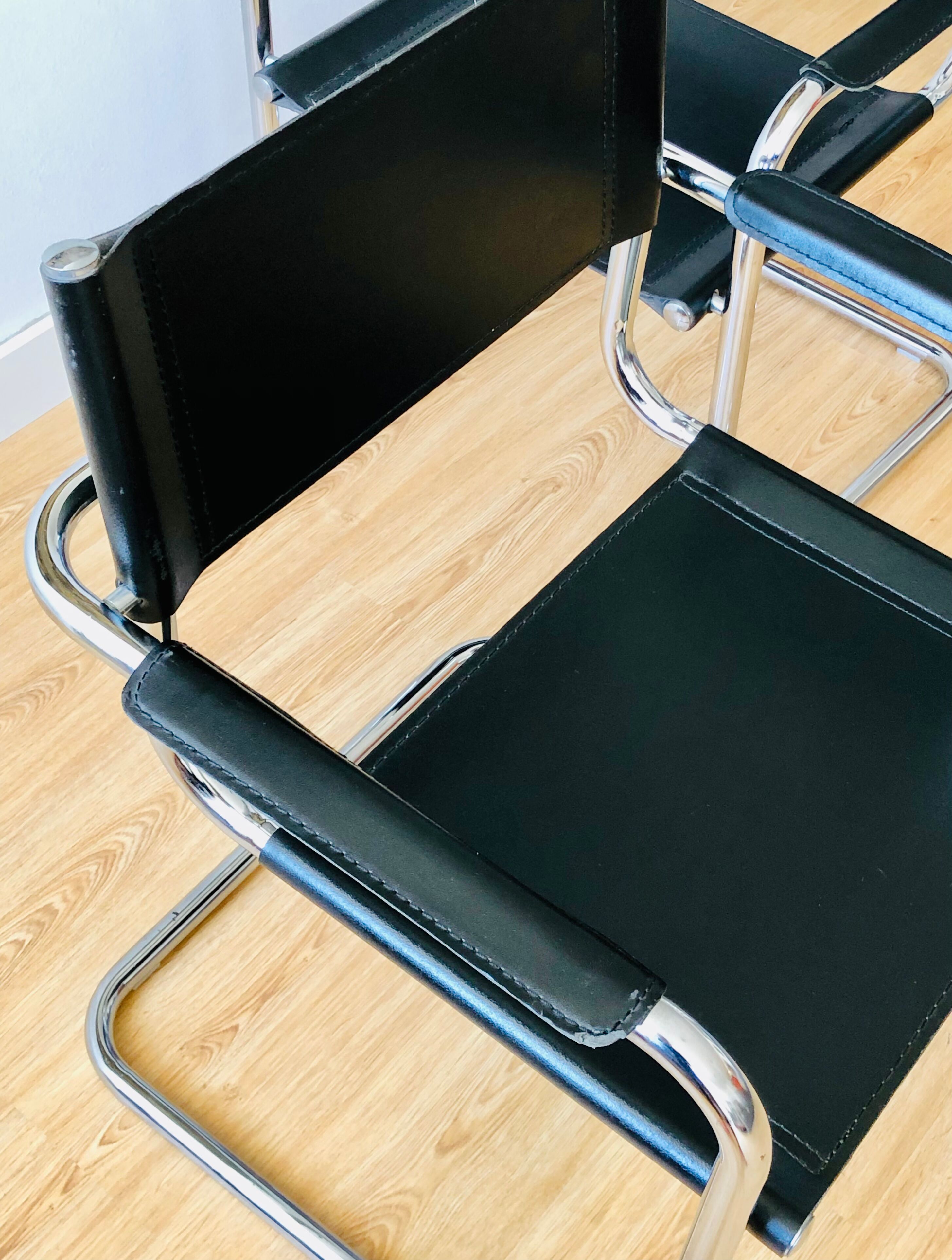 Pair of tubular armchairs in metal and leather Style Marcel Breuer