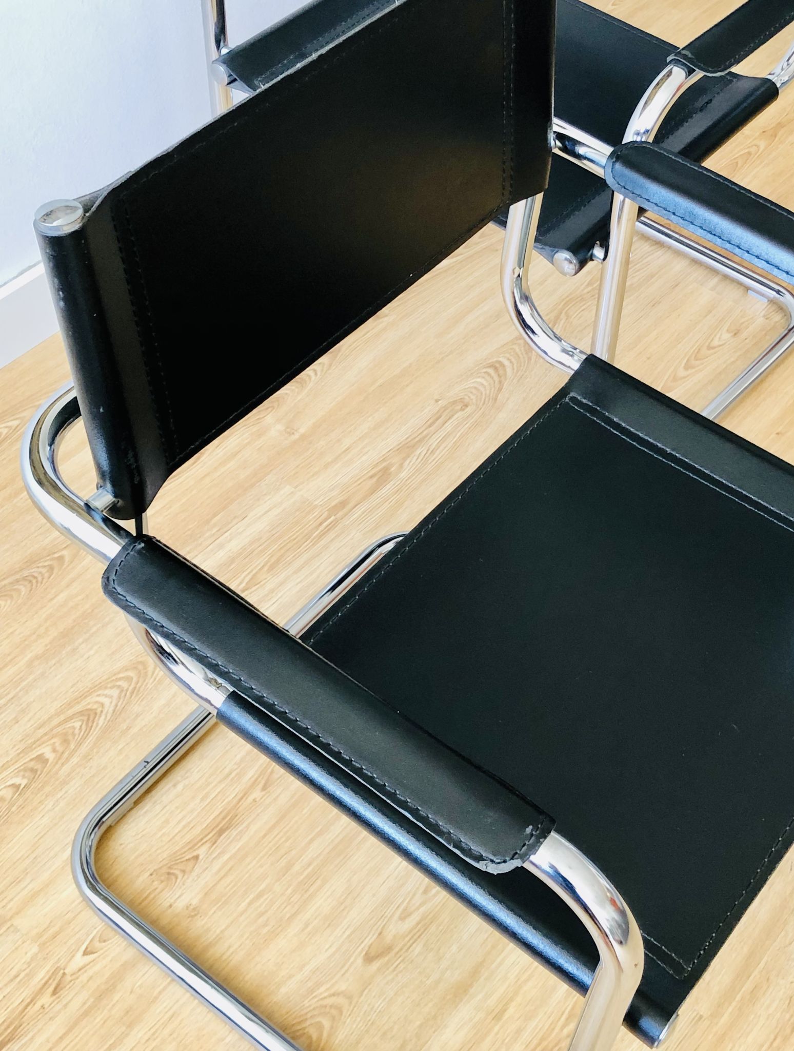 Pair of tubular armchairs in metal and leather Style Marcel Breuer