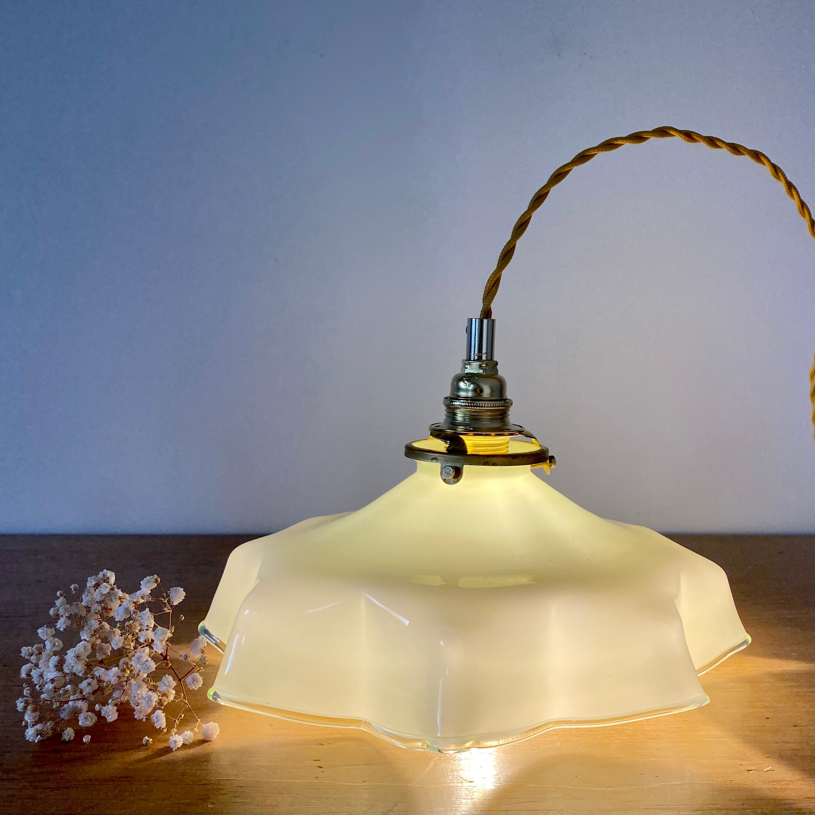 Suspension vintage lampshade in opaline mint