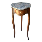Table volante en Marqueterie de bois précieux de style Louis XV .