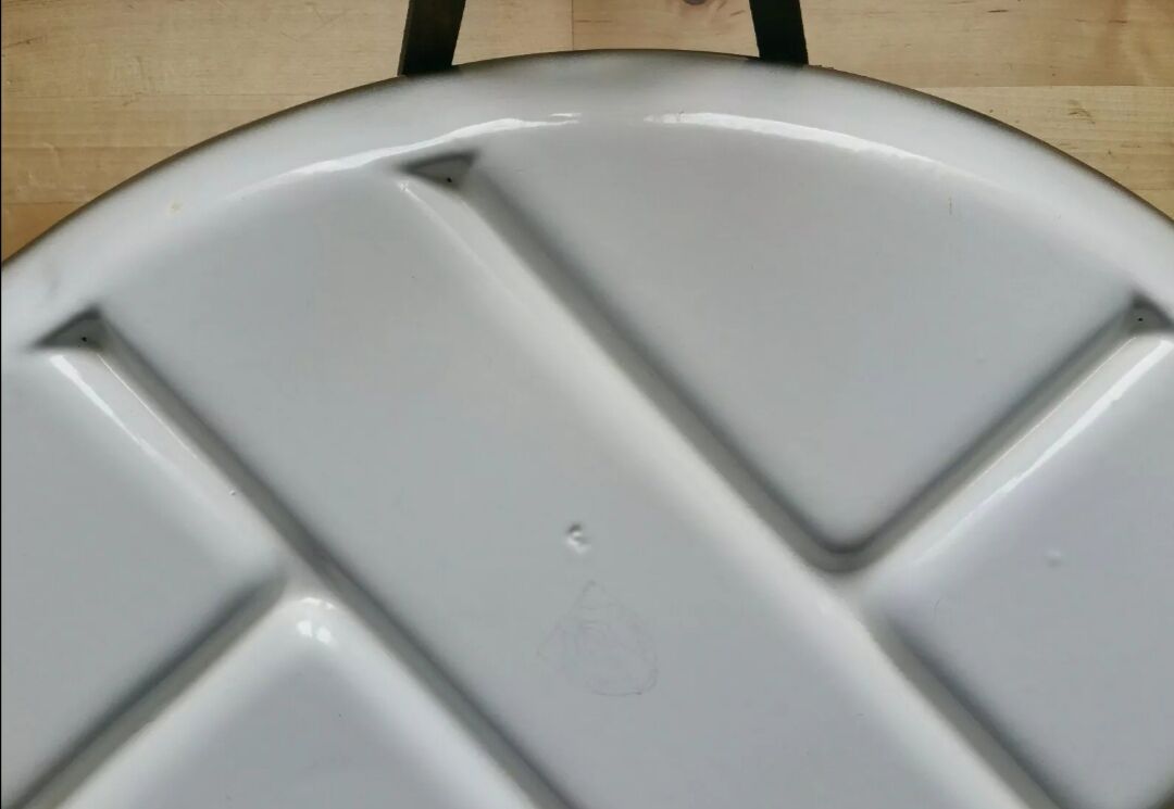 Dish with ceramic compartments