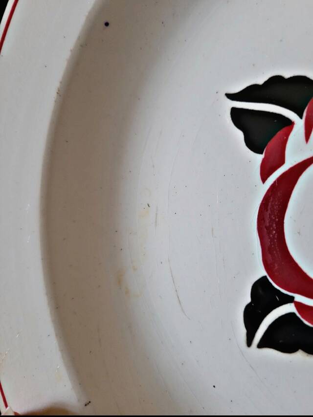 Deep plates Sarreguemines Noyon, black burgundy colour.