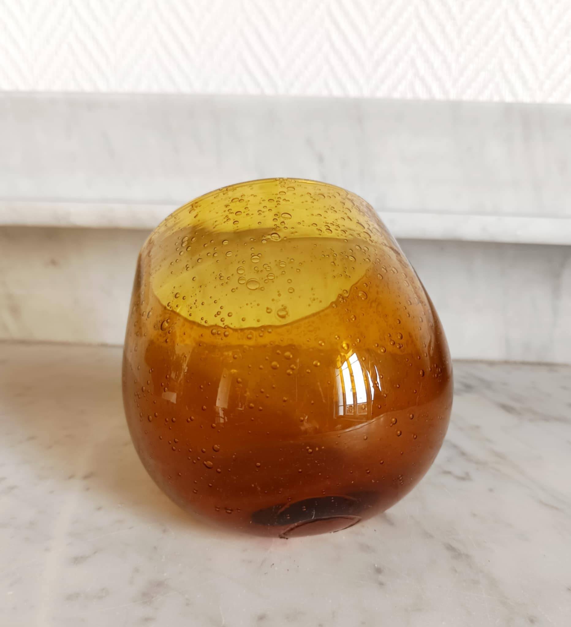 Bol ou verre penché ambré signé Biot