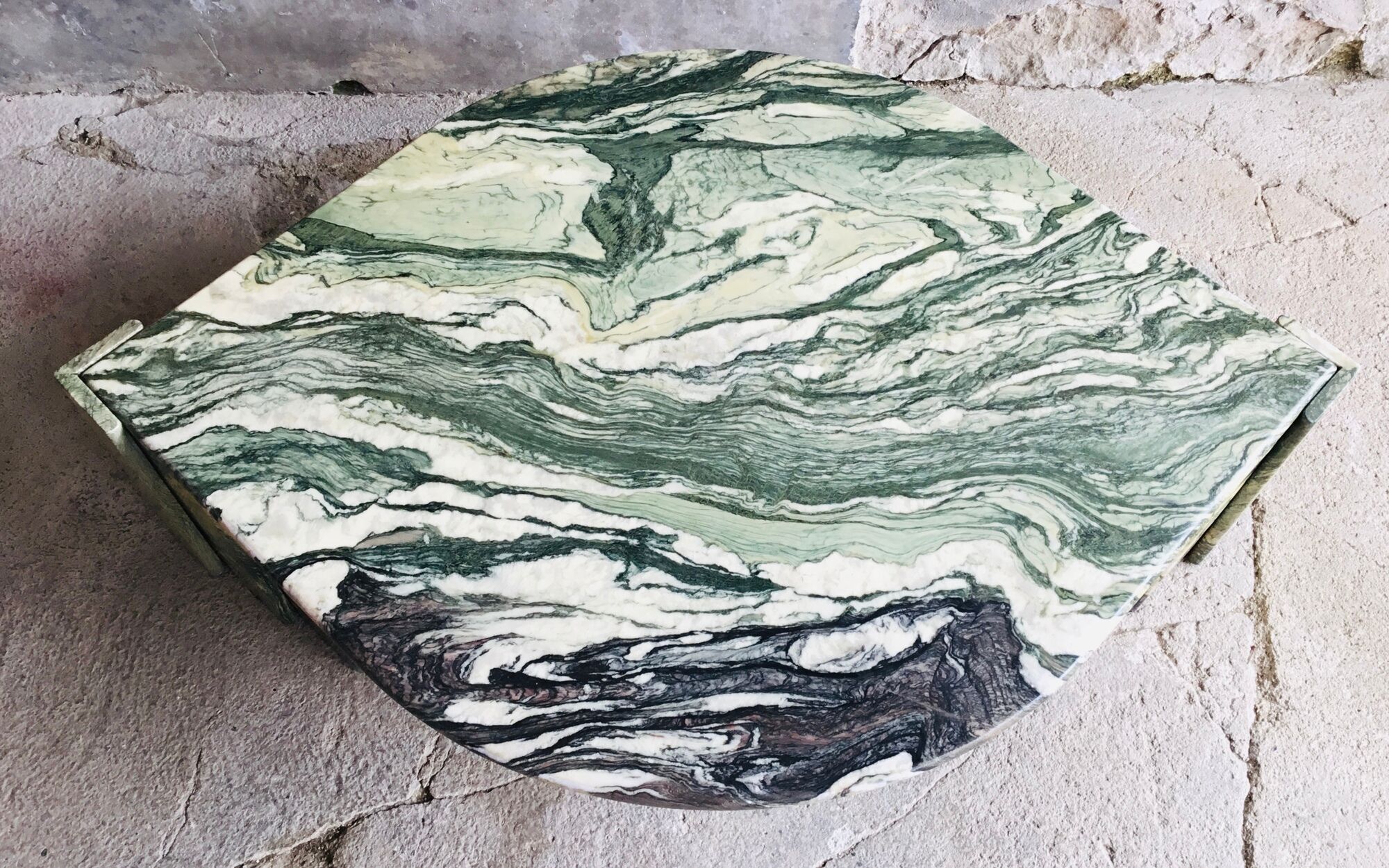Large marble coffee table in the shape of an eye from Roche Bobois - 1970