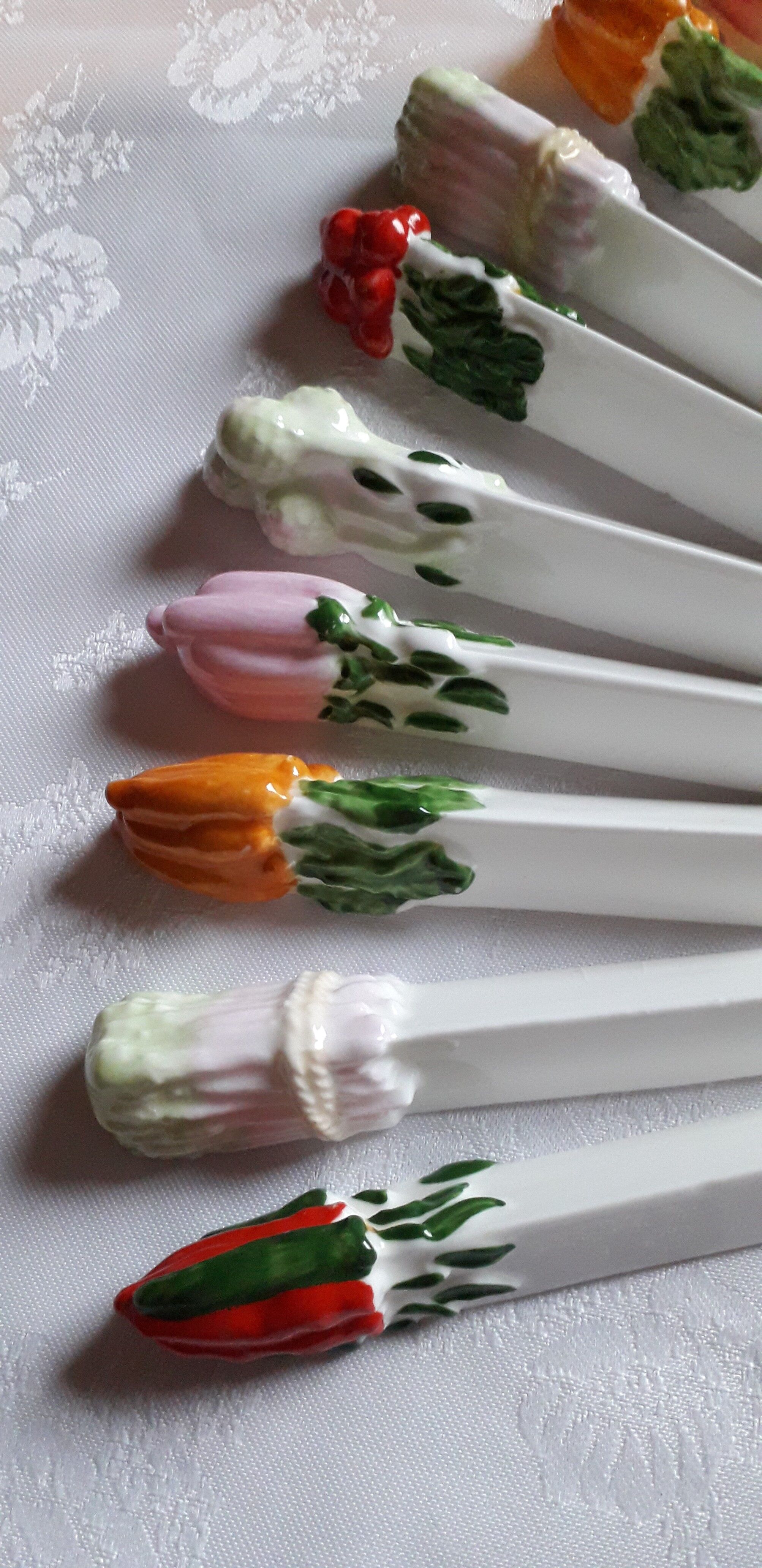 A set of 10 porcelain knife holders decorated "vegetables"