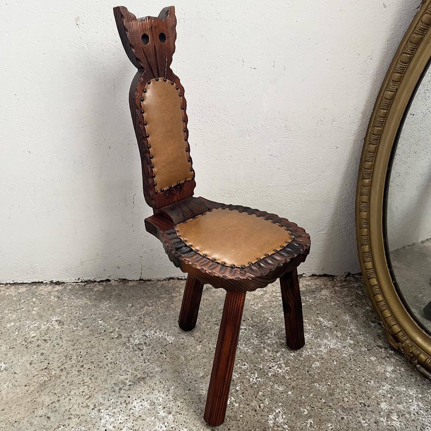 Folding tripod stool with cat back